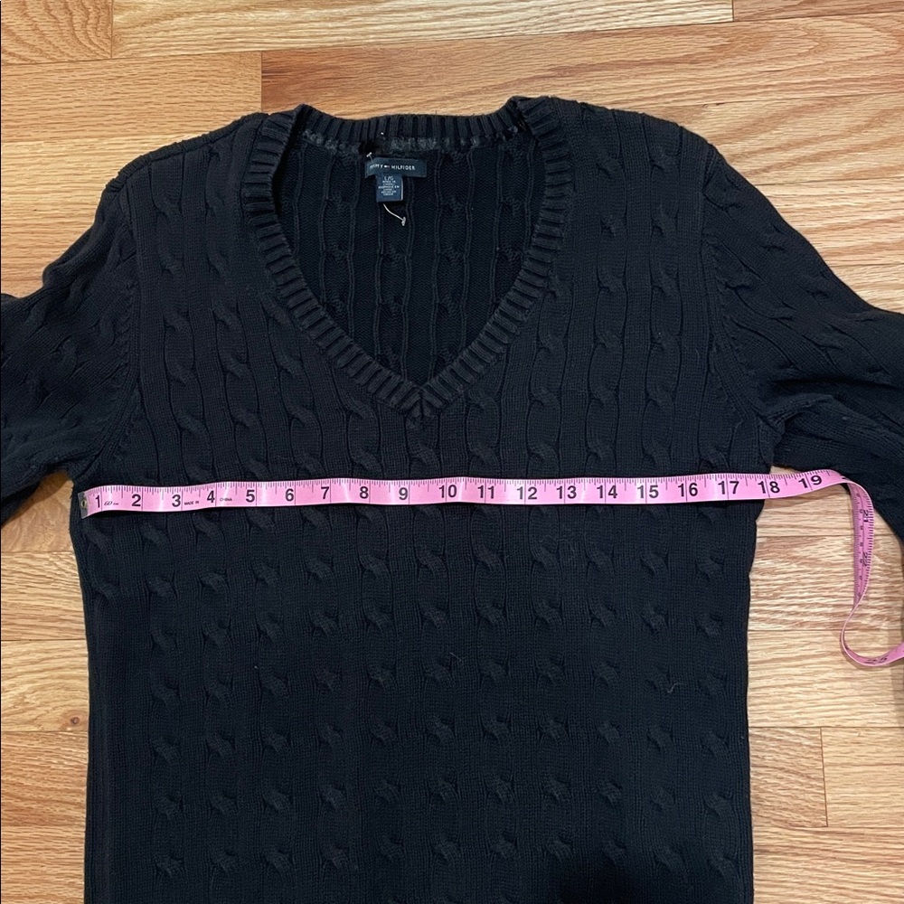 Navy blue 100% cotton Tommy Hilfiger V-neck cable sweater